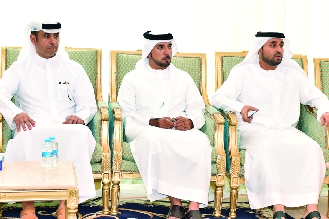 "خليفة سليمان وسلطان السبوسي خلال تقديم واجب العزاء"