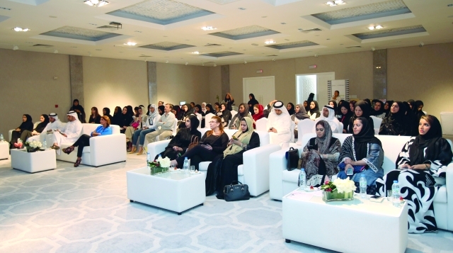 "مهتمون بمواضيع التصميم يشاركون بورشة عمل تجار دبي - تصوير: زافيير ويلسون"