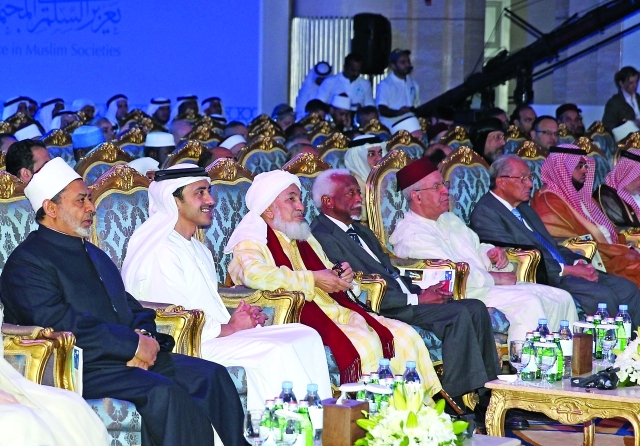 "عبدالله بن زايد يتوسط عبدالله بن بيه واحمد الطيب-البيان"