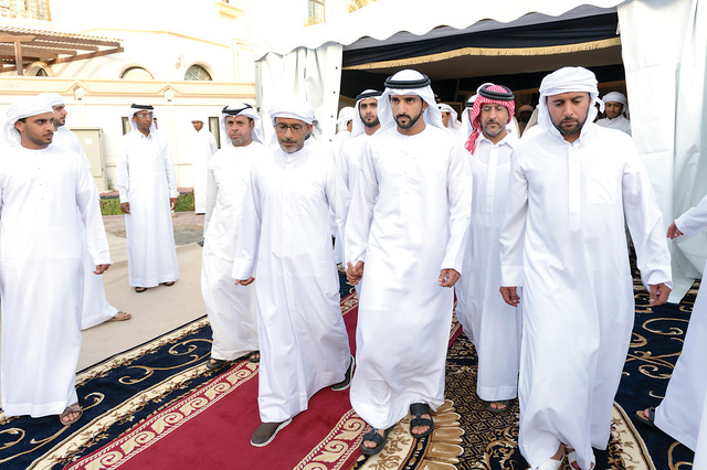 "ولي عهد دبي مقدماً واجب العزاء\tتصوير ـ علي عيسى"