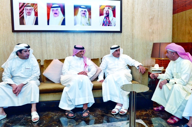 "محمد الرميثي خلال لقائه مع علي الخليفة - البيان"