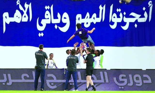 "نجوم العين يحتفلون مع زلاتكو باللقب - البيان"