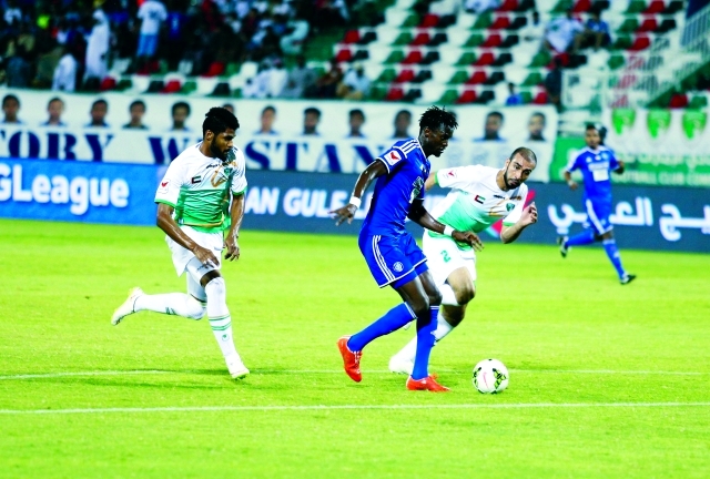 "توريه يقود هجمة نصراوية وسط ملاحقة من دفاع الإمارات - تصوير - محمد حنيف"