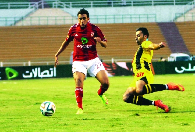 "تريزيجية لاعب الأهلي يحاول المرور من أحد مدافعي المقاولون - البيان"