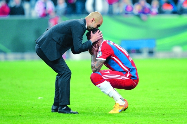 "غوارديولا يواسي بواتينغ بعد الخسارة أ ف ب"