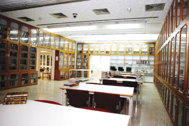 "مكتبة عبد الله بن على المحمود بالناصرية في الشارقة تصوير خالد نوفل"