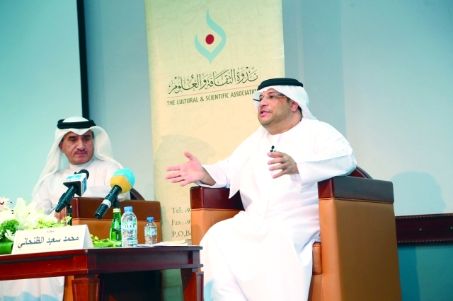 "محمد الضنحاني وسليمان الجاسم خلال المحاضرة"