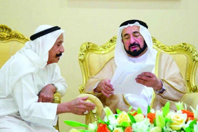"سموه يطلع على احتياجات أحد المواطنين"