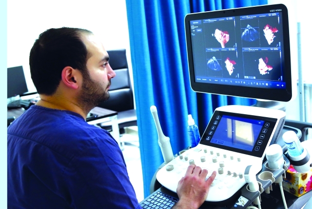 "د. أحمد فقيه يتابع نتائج إحدى الحالات تصوير محمود الخطيب"