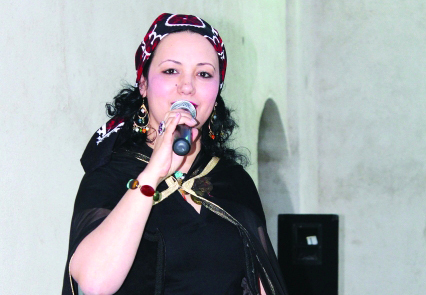 "المزغني بملابسها التقليدية تقدم مروياتها التراثية"