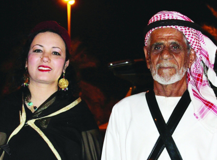 "إلى جانب مسن في الأيام التراثية خلال عرض تراثي"