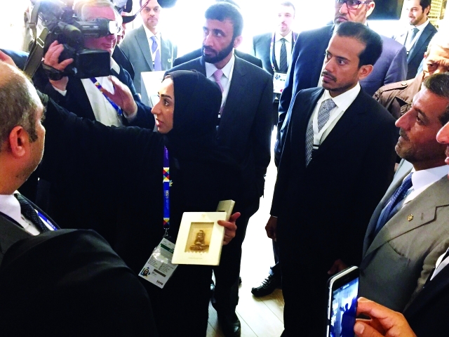 "ويستمع لشرح عن مكونات جناح البلدية في المعرض\t\t\tالبيان"