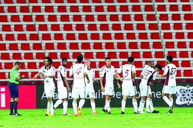 "لاعبو الوحدة يحتفلون مع إسماعيل مطر بهدف التعادل"