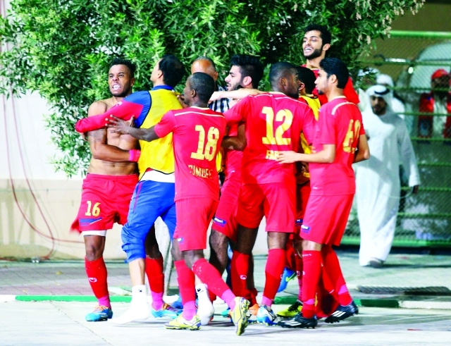"فرحة عارمة للاعبي الشعب عقب التأهل إلى دوري الخليج العربي - تصوير - محمد حنيف"