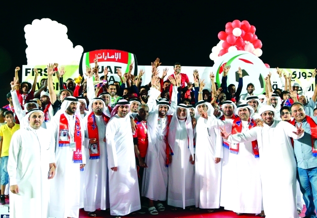 "الفردان ومسؤولو الشعب مع نجوم الكوماندوز على منصة التتويج"