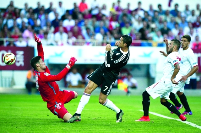 "رونالدو سجل هاتريك في شباك إشبيلية \t أ ف ب"