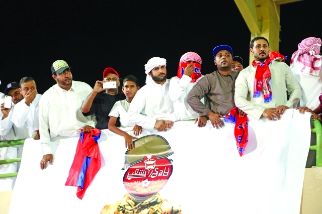 "جماهير الشعب تتابع مباراة مسافي في قلق \t تصوير- محمد حنيف"