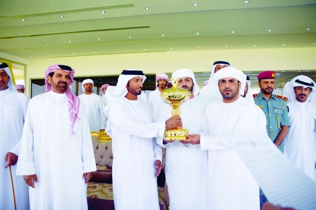 "مطر بن هويدن يسلم خليفة الشامسي كأس حاكم الشارقة\t- البيان"