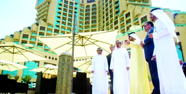"حميد بن راشد النعيمي خلال تفقد فندق فيرمونت عجمان بحضور راشد بن حميد"