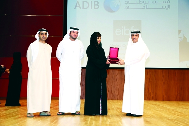 "الجسمي يوزع شهادات التخرج على المشاركين في البرنامج \t من المصدر"