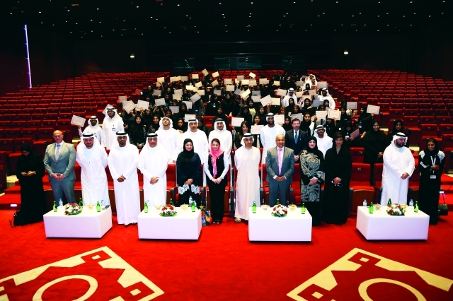 "جمال الجسمي وممثلو المصارف المشاركة يكرمون الخريجين \t \t من المصدر"