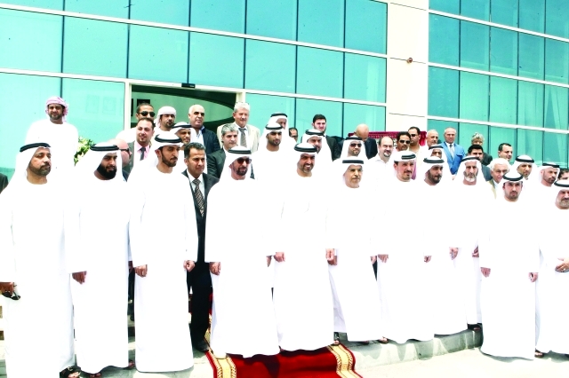 "حامد بن زايد متوسطا أعضاء مجلس إدارة شركة الخليج للفلور وكبار المسؤولين خلال افتتاح المجمع"