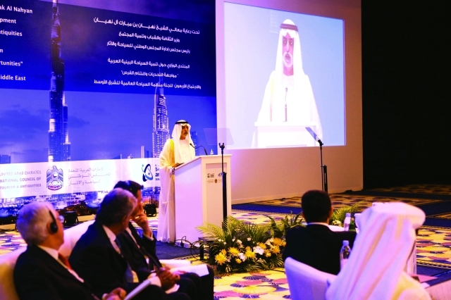 "ويلقي كلمة الافتتاح أمام الحضور"