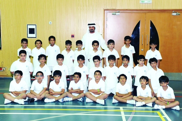 "بوعميم مع الطلاب المشاركين بفعاليات مدرسة راشد - البيان"