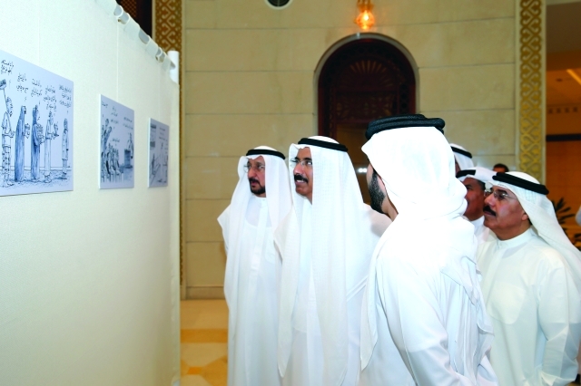 "المر والسويدي والهاملي يتابعون رسوماً في معرض الكاريكاتير \t\tتصوير ــ خالد نوفل"