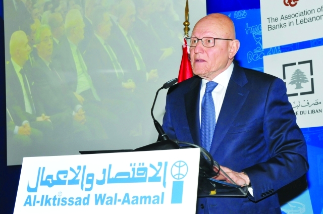 "تمام سلام يلقي كلمته"