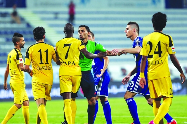 "لاعب كلباء في لقاء النصر كان يستحق الطردتصوير- ناصر بابو"