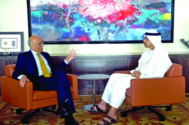 "عبد الله بن زايد خلال لقائه مسعود أحمد  -  وام"