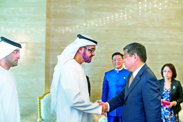 "محمد بن زايد خلال الاجتماع مع عمدة شنغهاي بحضور خلدون المبارك وام"