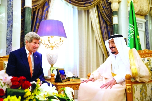 "الملك سلمان ملتقياً كيري في الديوان الملكي بالرياض - أ.ف.ب"