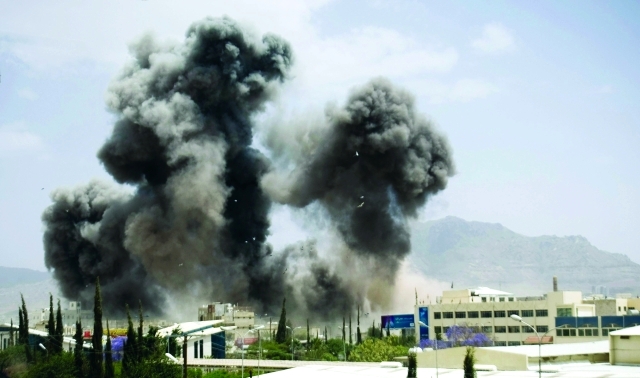 "موالون لهادي على ظهر آلية - أ.ف.ب"
