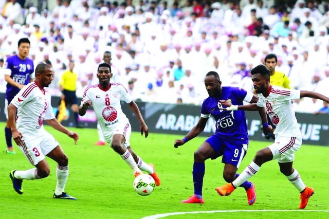 "■ محمد أحمد مدافع العين يقود هجمة لفريقه على مرمى الشارقة"