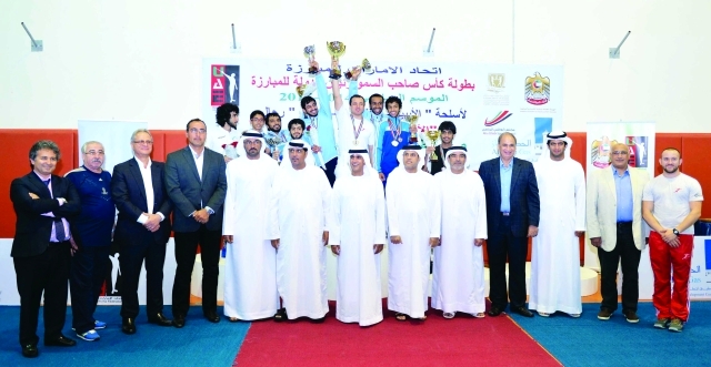 "■ مسؤولو الاتحاد يشاركون الأبطال فرحتهم بعد التتويج | البيان"