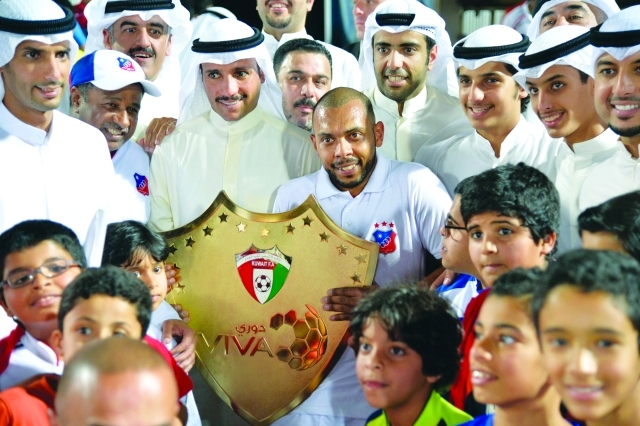 "■ العتيقي كابتن فريق الكويت يتسلم درع الدوري | البيان"