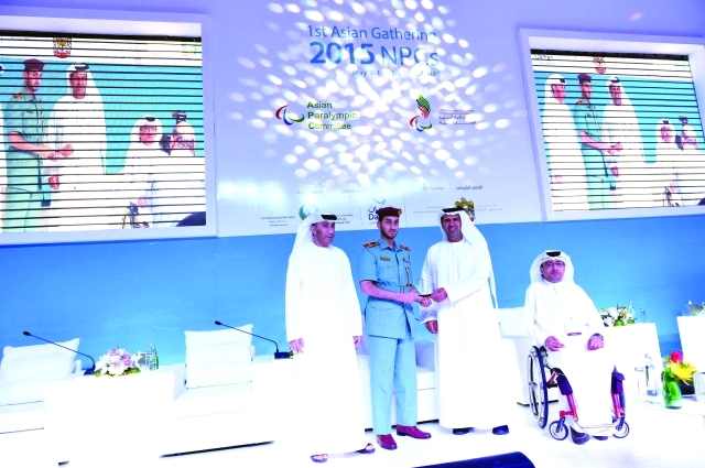 "■ من مراسم تكريم الجهات الراعية خلال المؤتمر"