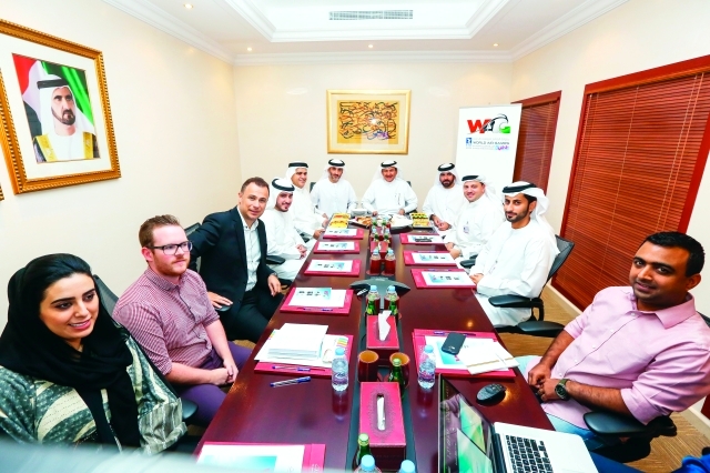 "■ الحمادي وأعضاء اللجنة أُثناء لقاء ممثلي الشركات | البيان"