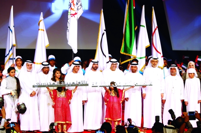 "■ المسؤولون على خشبة المسرح في إحدى فقرات الافتتاح | البيان"