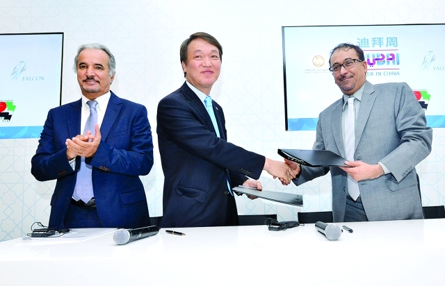 "■ داوود الهاجري وسعيد حارب خلال توقيع اتفاقية استضافة البطولة | البيان"