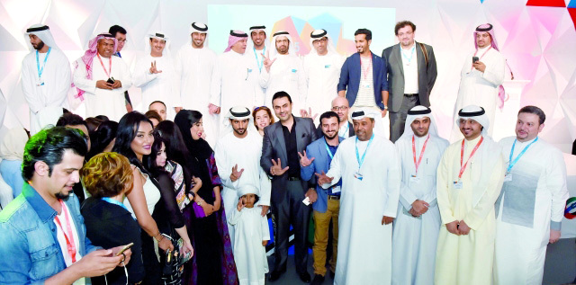 "■ ولي عهد دبي يتوسط الإعلاميين عقب إطلاق الشبكة | تصوير محمد هشام وخليفة عيسى"