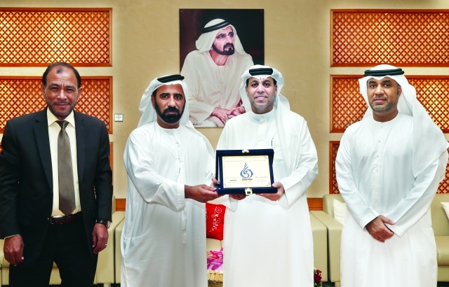 "مدير قطاع النشر ظاعن شاهين يستقبل في مقر جريدة البيان وفد من نادي دبي الثقافي الرياضي - تصوير محمود الخطيب"