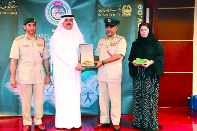 "■ خلال تكريم المشاركين في البرنامج | البيان"
