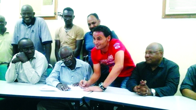 "■ أيمن سعيد خلال توقيع للمريخ | البيان"
