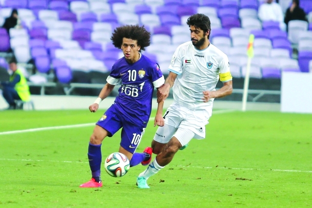 "■ عموري ينطلق بالكرة ومطاردة من فيصل خديم كابتن دبا الفجيرة | تصوير - عمران خالد"