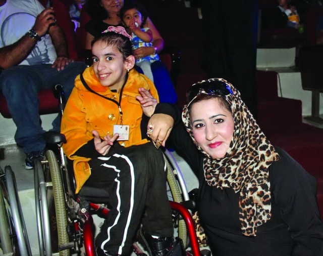 "■ سارة مع معلمتها موزة الصريدي"