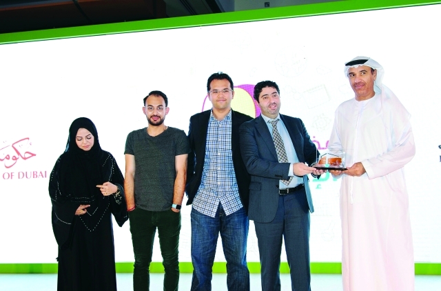 "صورة الـ SUB2 حسين لوتاه خلال تكريم الحضور والمخترعة فاطمة الكعبي من المصدر"