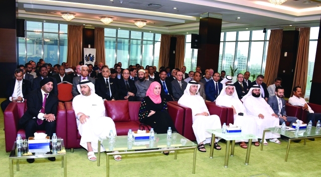 "■ مسؤولو جمارك دبي ووفد المجلس التنفيذي وممثلو مجموعات الأعمال خلال ورشة العمل | البيان"